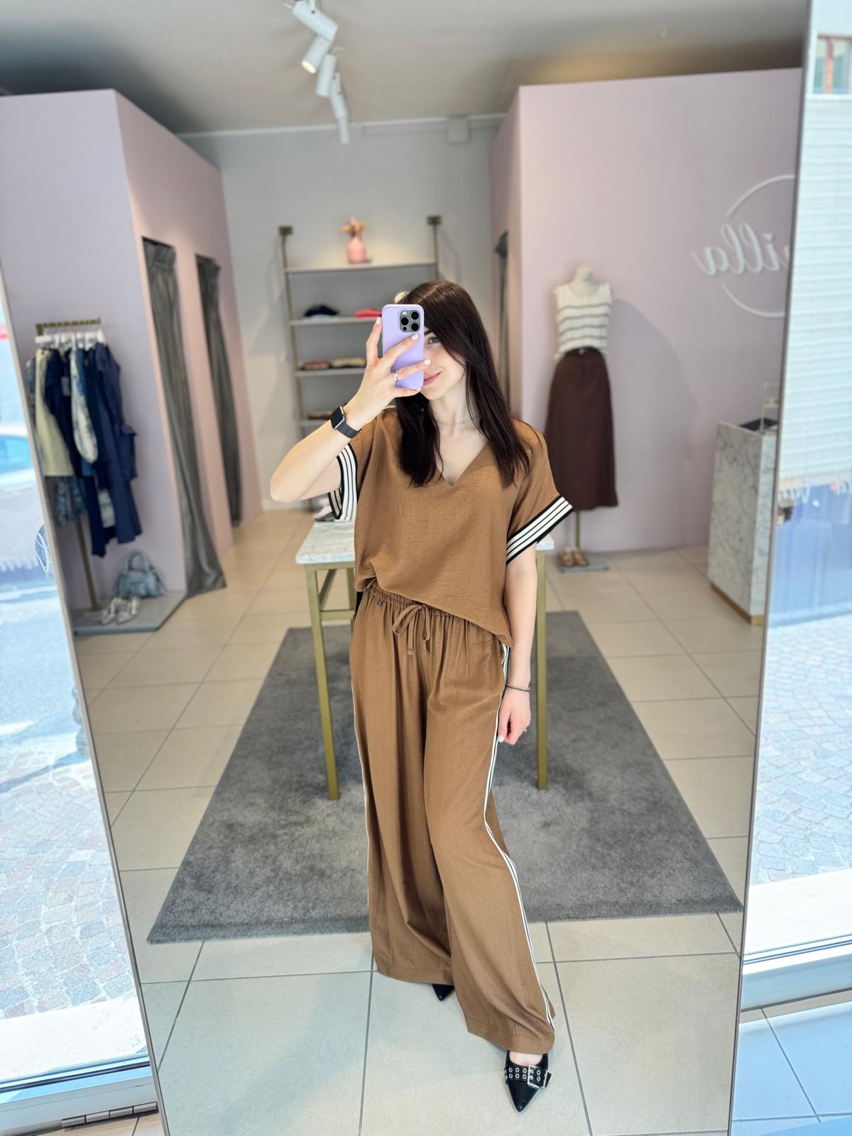 Pantalone tabacco con banda laterale