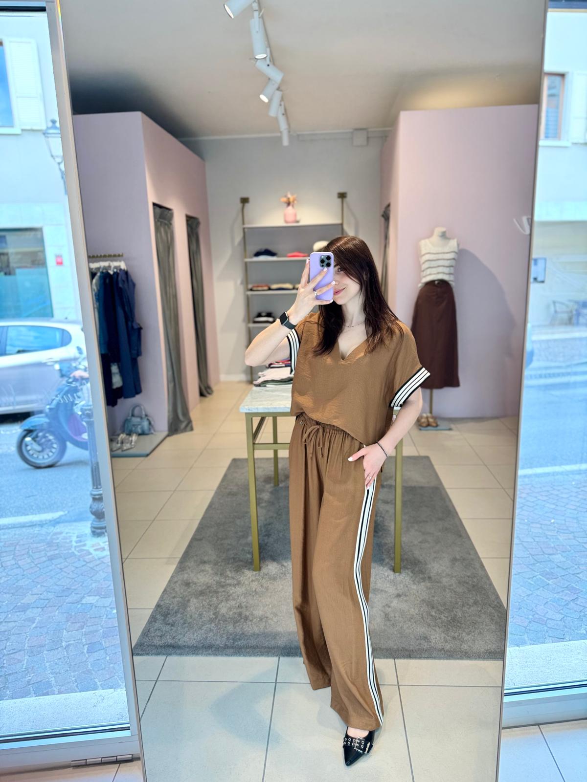 Pantalone tabacco con banda laterale