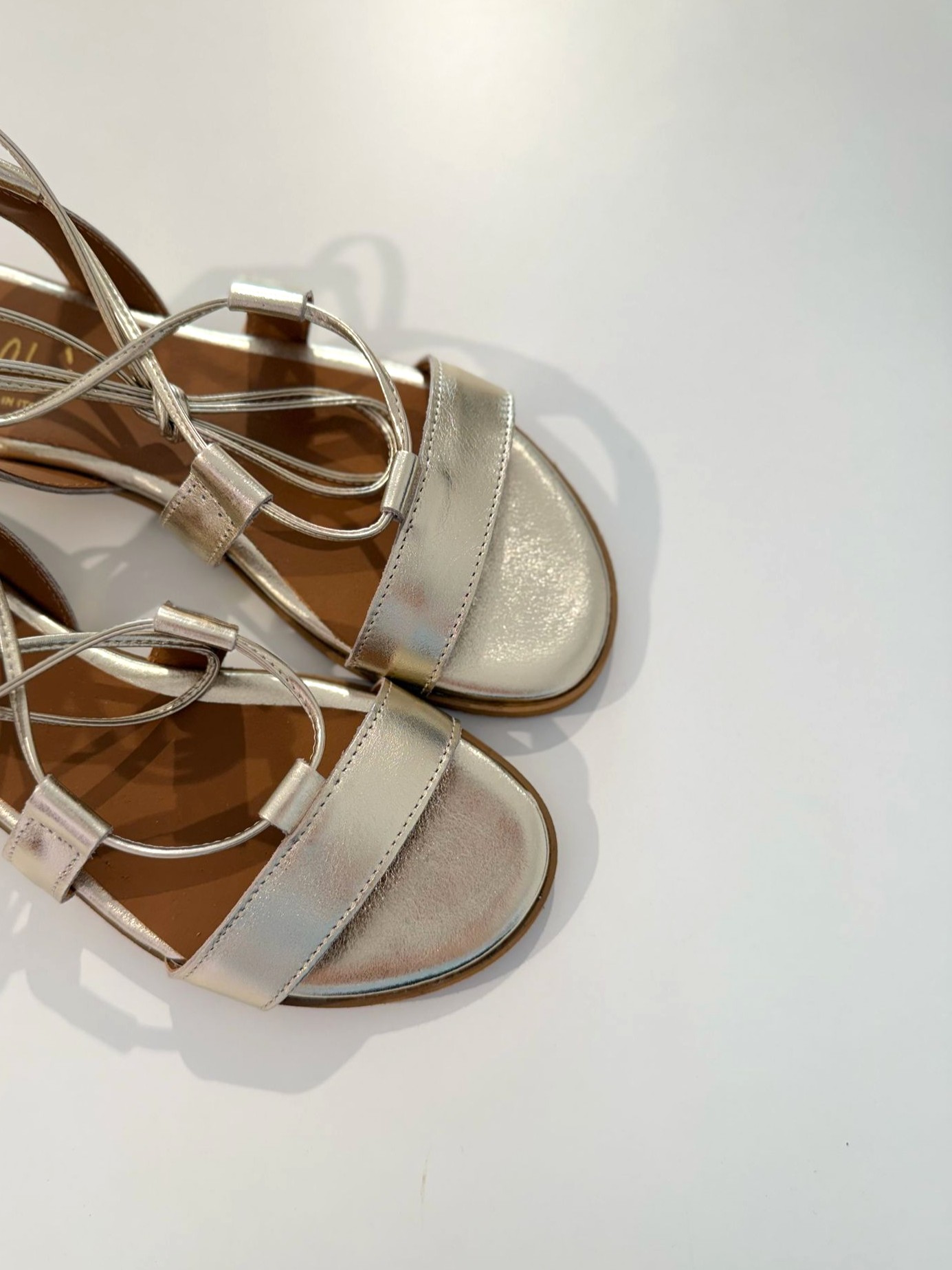 Sandaletti in pelle laminata platino