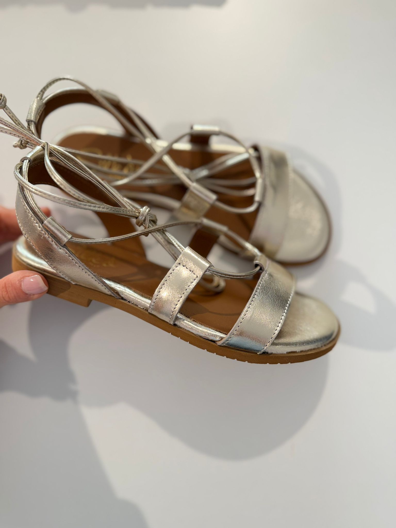 Sandaletti in pelle laminata platino