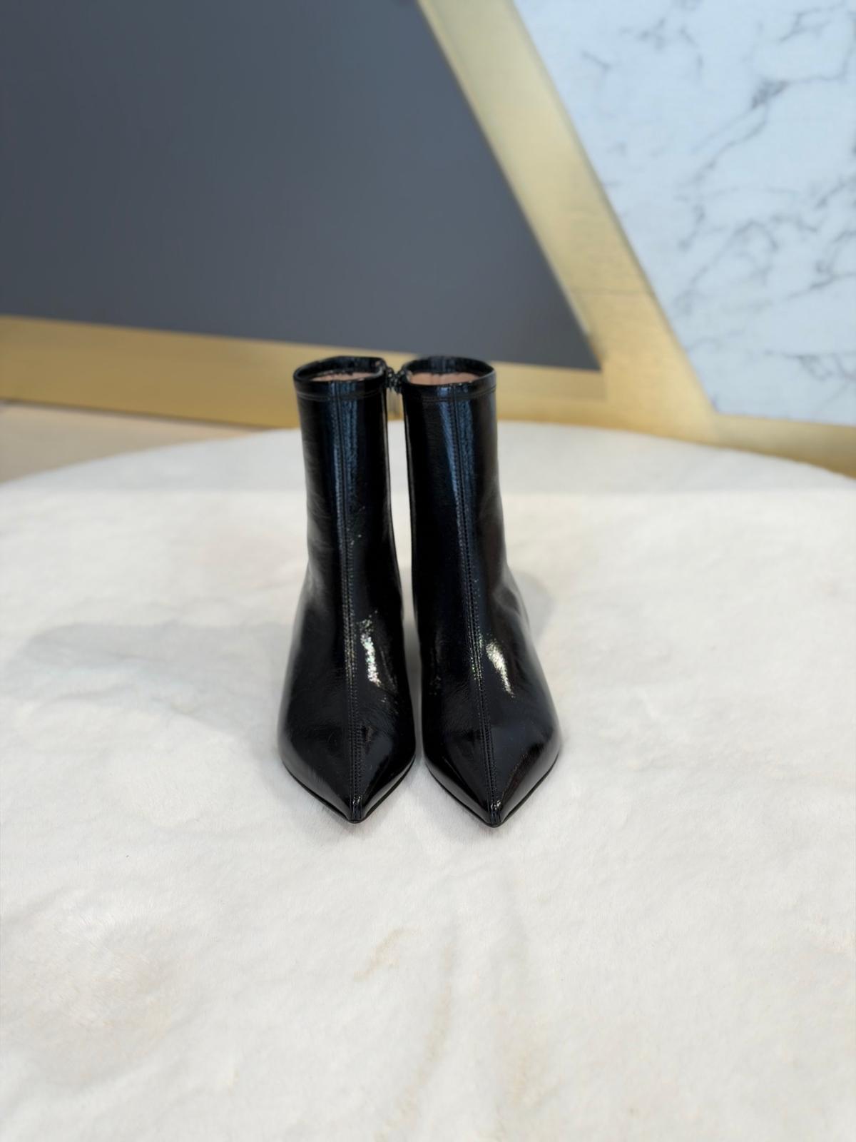 Stivaletto nero in pelle